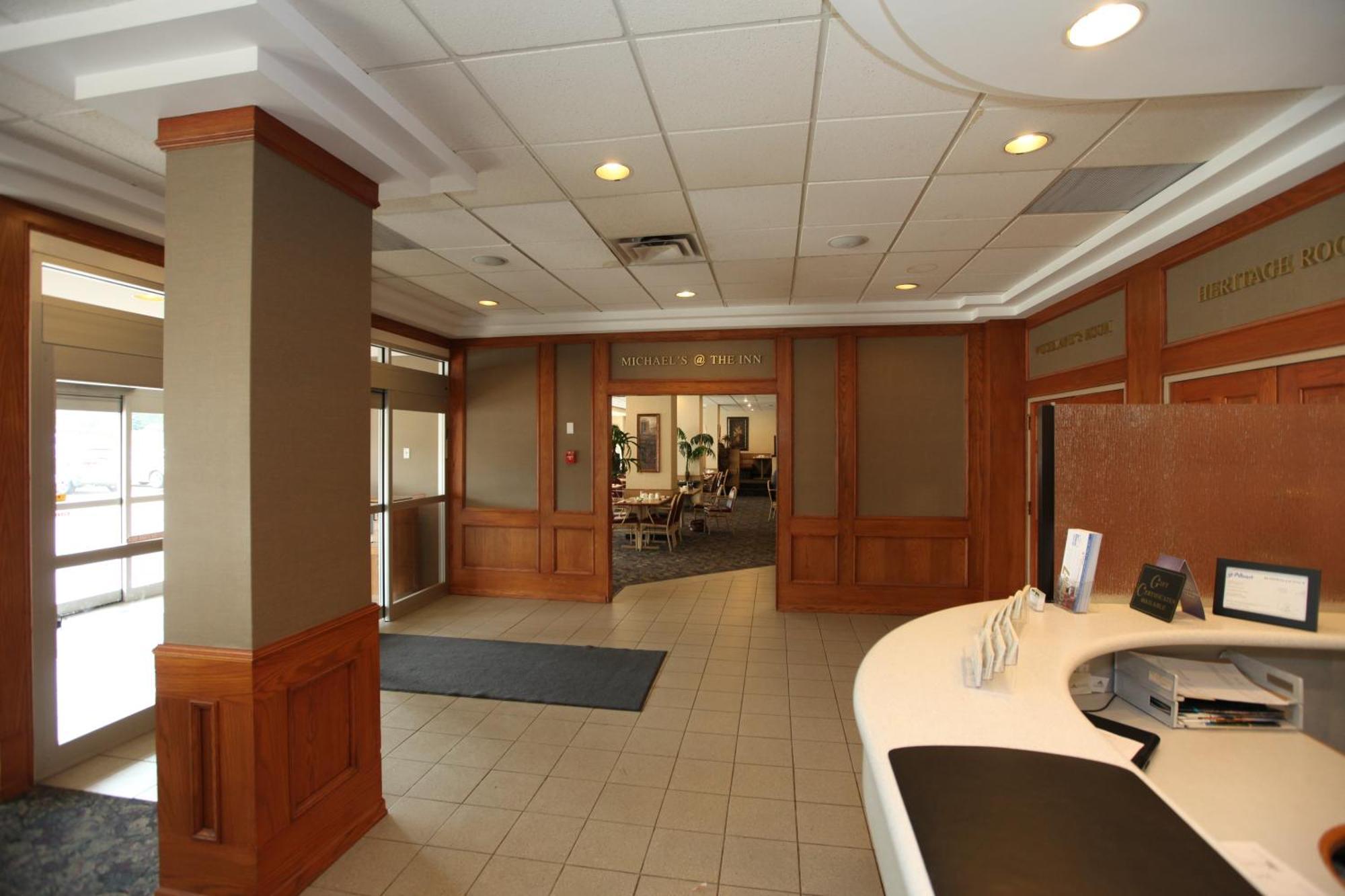 Saint Albert St. Albert Inn & Suites מראה חיצוני תמונה