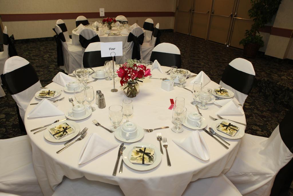 Saint Albert St. Albert Inn & Suites מראה חיצוני תמונה