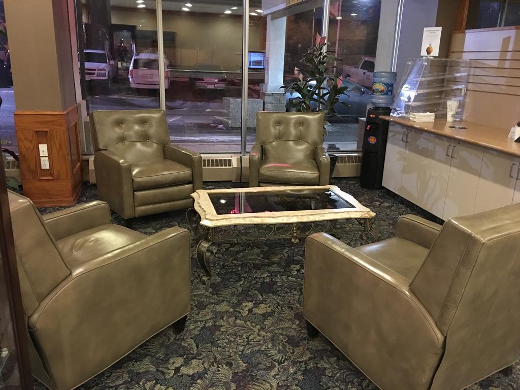 Saint Albert St. Albert Inn & Suites מראה חיצוני תמונה