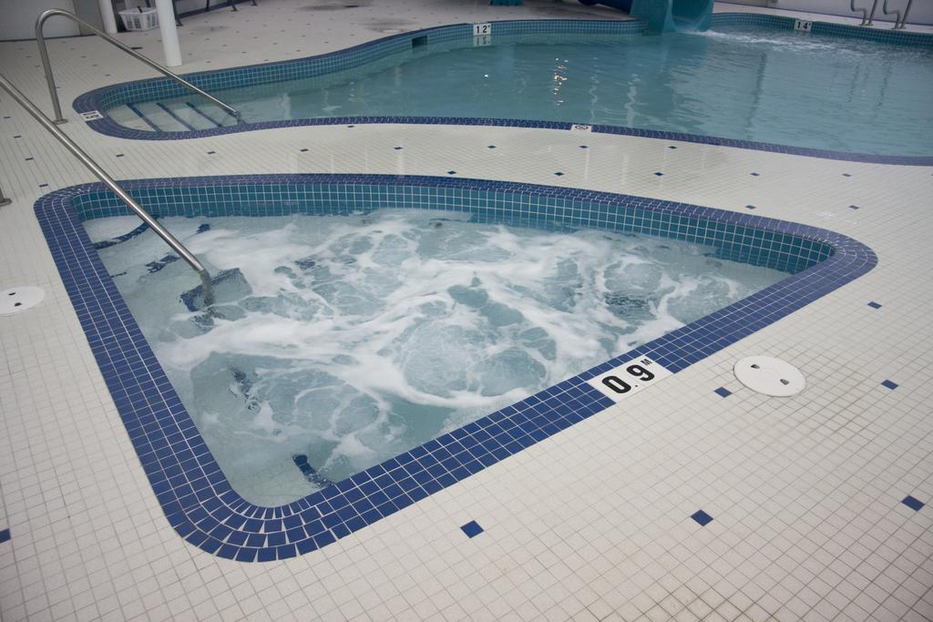 Saint Albert St. Albert Inn & Suites מראה חיצוני תמונה