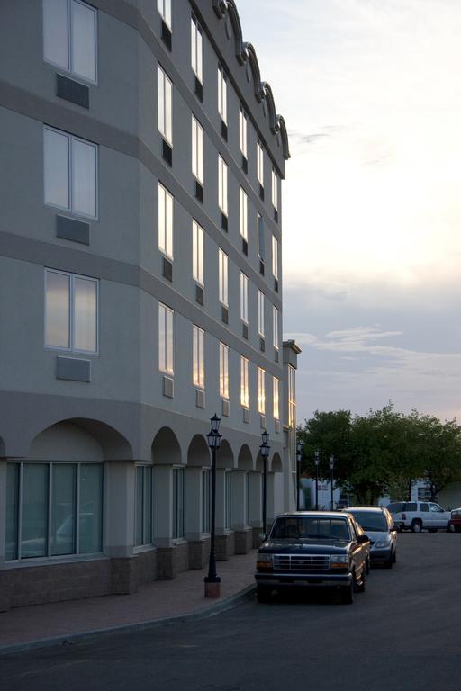 Saint Albert St. Albert Inn & Suites מראה חיצוני תמונה