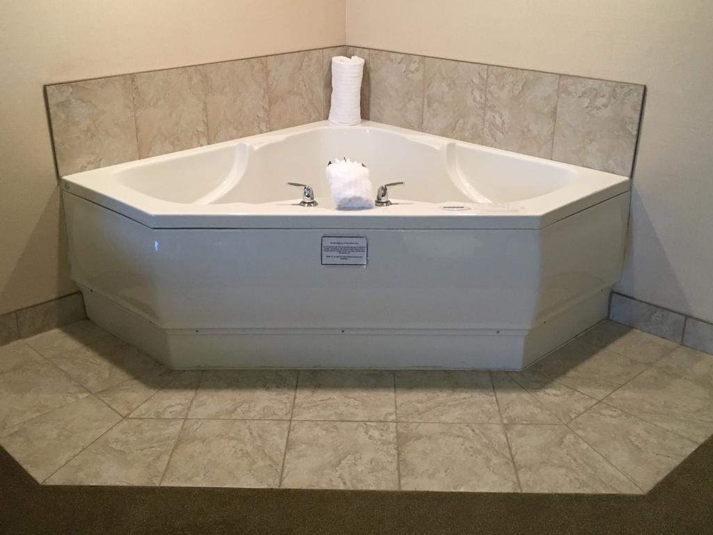 Saint Albert St. Albert Inn & Suites מראה חיצוני תמונה