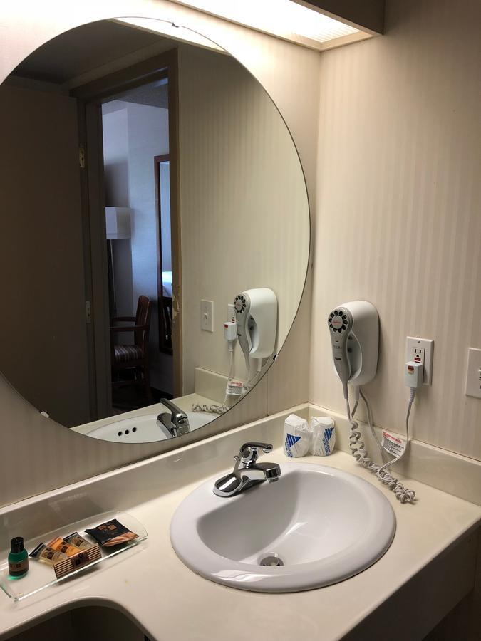 Saint Albert St. Albert Inn & Suites מראה חיצוני תמונה