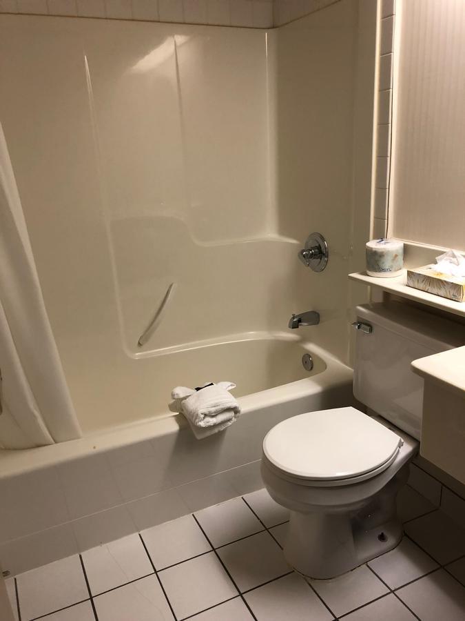 Saint Albert St. Albert Inn & Suites מראה חיצוני תמונה